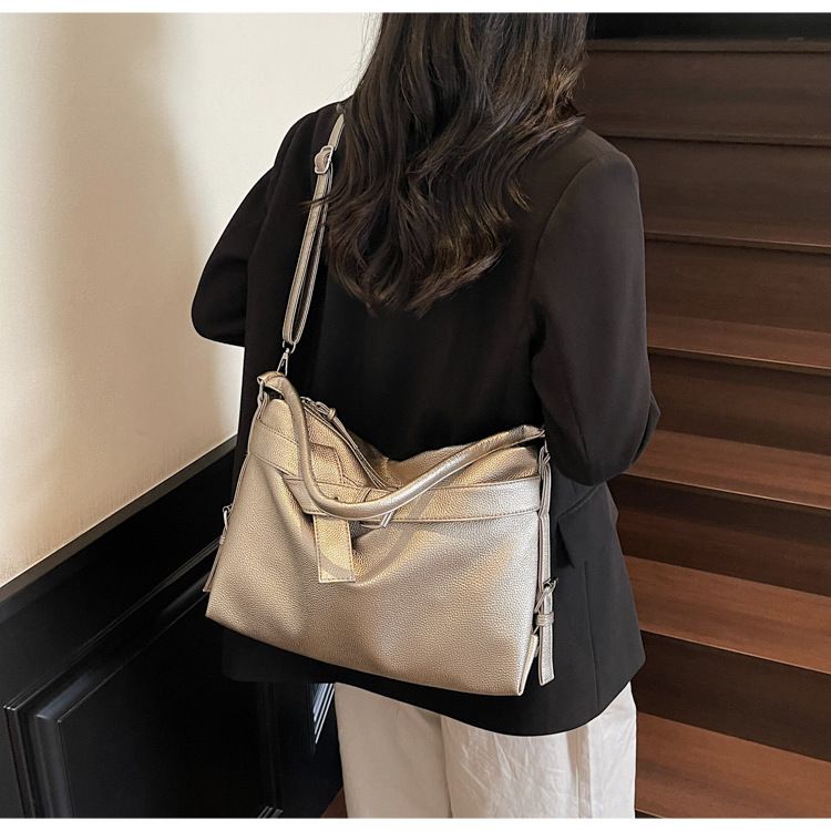Sac fourre-tout tendance pour femme, grande capacité, en PU souple, avec fermeture éclair, pour un usage quotidien, disponible en noir, beige, marron et argent._voghion.com