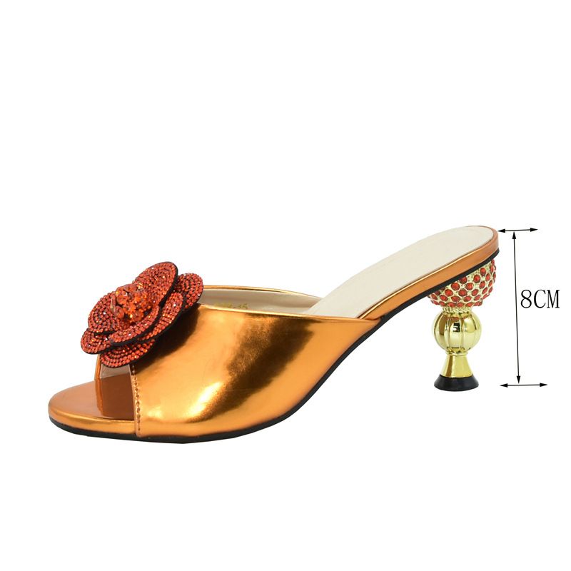 Kombinéiert den Owend mat glänzende Sandalen mat héijen Absätz a ronnem Fëschmond an engem Clutch-Set mat dräidimensionalen Decals_voghion.com