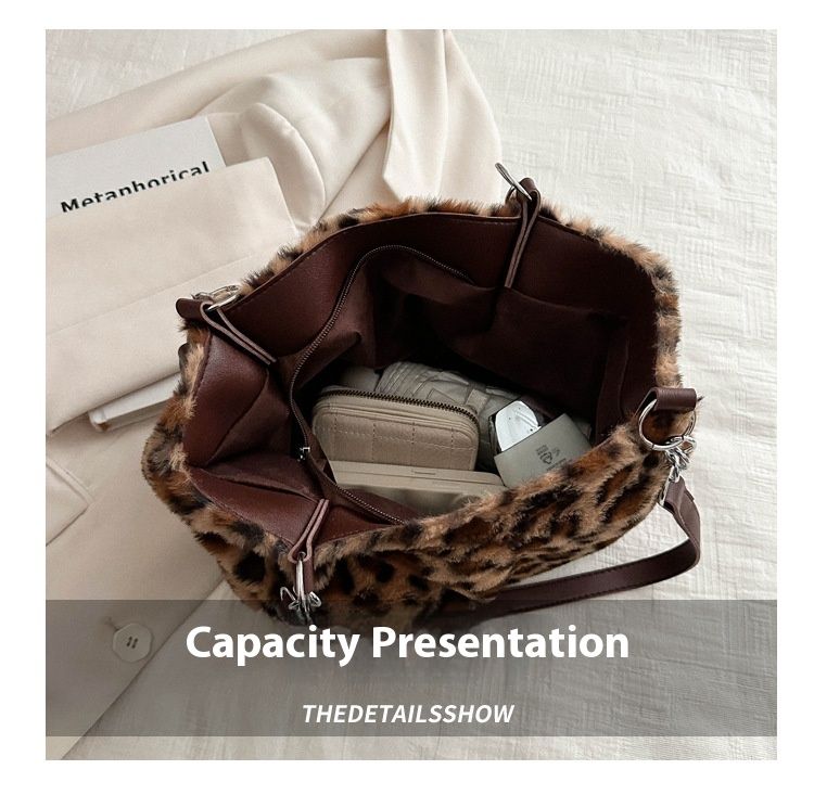 Simplified Large Capacity Bag 2024 New Trendy Leopard Print Plush Tote Bag Atmospheric Plush Shoulder Bag Women's Bag_voghion.com