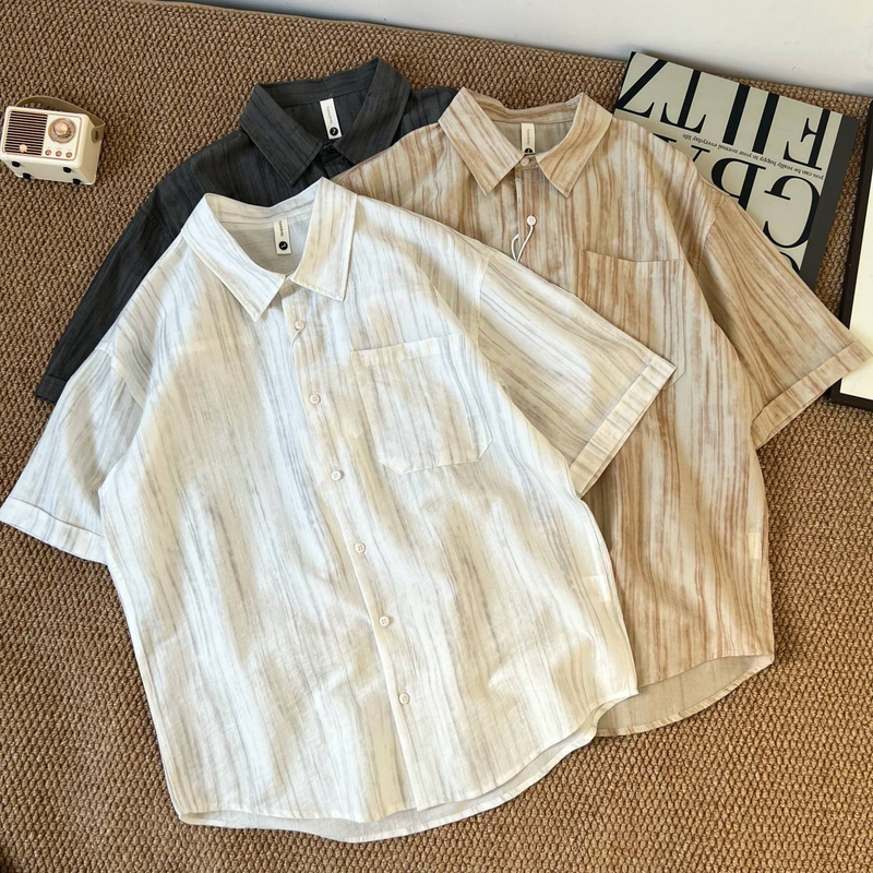 Una camicia estiva da uomo a maniche corte in tessuto Tencel con strisce retrò e una camicia ampia color sale francese_voghion.com