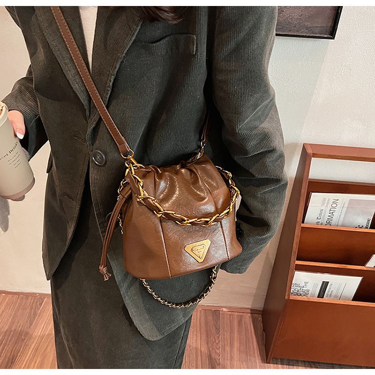 Soft leather pleated bucket bag, women's light luxury bags with a stylish and niche high-end texture, chain shoulder_voghion.com