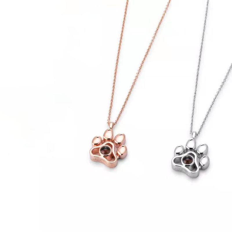 Nuovo prodotto Collana con proiezione "Ti amo" in 100 lingue, simpatica targhetta per cani con impronta di zampa e catena per clavicola_voghion.com