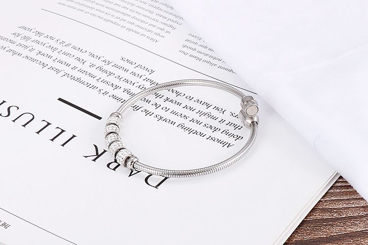 Bracciale da donna elegante in acciaio al titanio con chiusura magnetica, strass e perline portafortuna, braccialetto regolabile alla moda per l'uso quotidiano_voghion.com