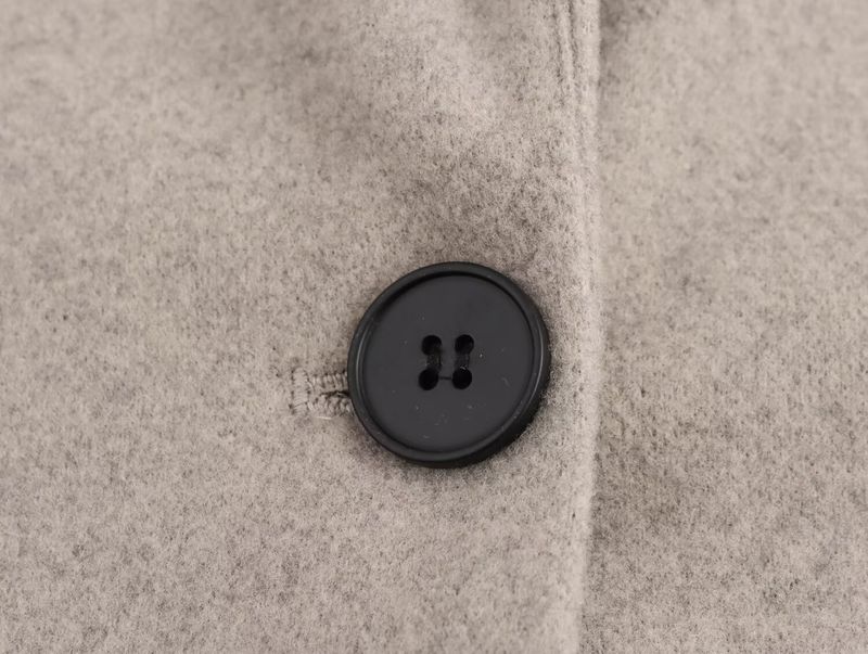 Cappotto autunnale da donna – Trench morbido di ispirazione francese con bottoni e collo in pelliccia sintetica (XS/S/M/L, cachi/nero/crema)_voghion.com