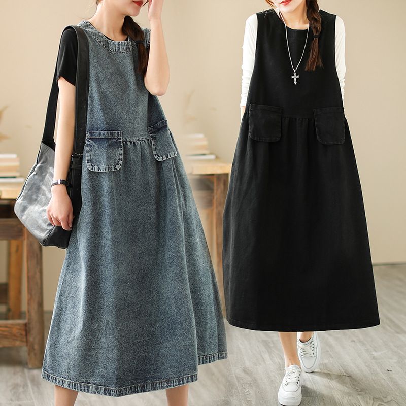 Abito in denim bianco lavato senza maniche con doppie tasche, scollo rotondo, gonna ampia e coprente la pancia, lungo_voghion.com