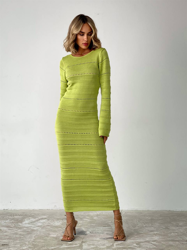 Eng gestricktes, langärmliges Kleid mit rundem Lochausschnitt und langem Rock_voghion.com