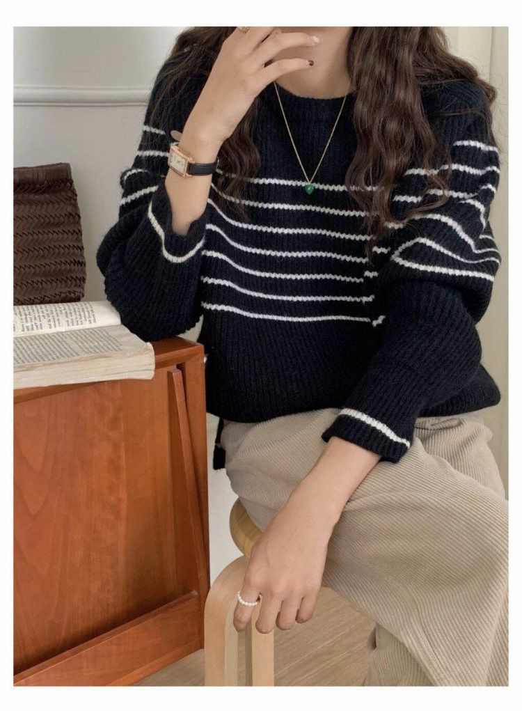 Lässiger, gerippter Pullover mit schwarz-weißen Streifen für Damen – Trendiger koreanischer Stil für Herbst/Winter 2023 – locker, weich, rund geschnitten_voghion.com