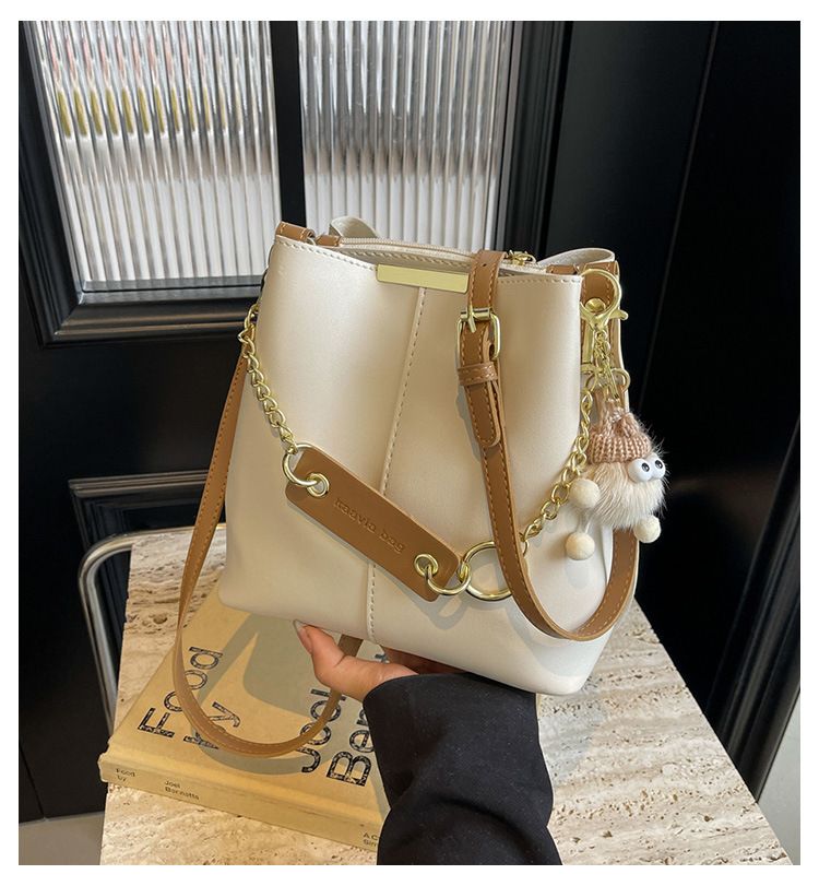 Große Kapazität Bucket Bag Damen 2025 Neues Design Textur Mode mit Plüschtier Anhänger Umhängetasche_voghion.com