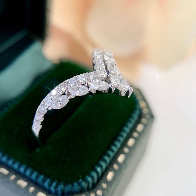 Il nuovo anello di fidanzamento con zircone micro intarsiato a forma di V di Cao Shi per principessa_voghion.com