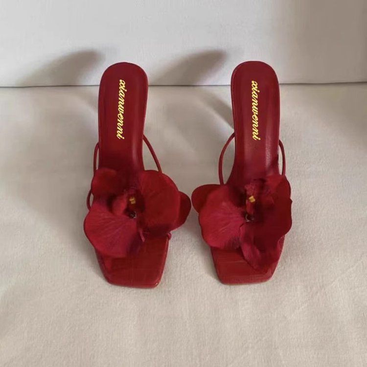 Scarpe da donna Internet Celebrità Decorazione floreale Scarpe da spiaggia da viaggio Nuovo stile Sandali con tacco alto e punta a clip per le donne da indossare all'esterno in estate_voghion.com
