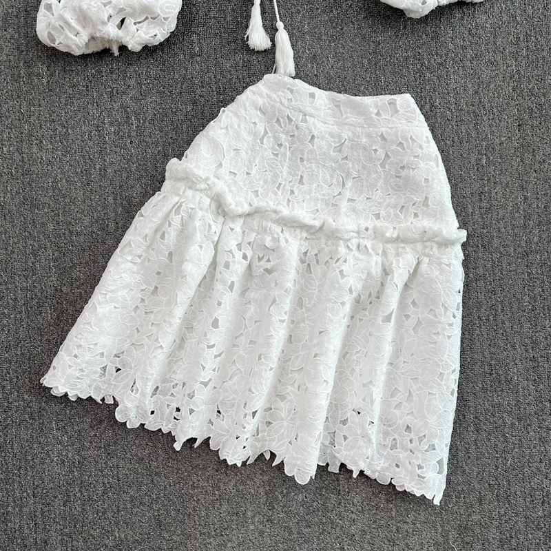 Conjunto feminino de duas peças com camisa curta e manga lanterna, cintura alta e saia justa em A_voghion.com