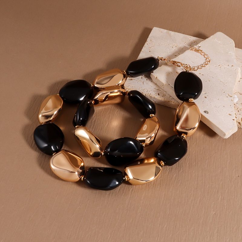 Collana con clavicola, perline grandi ed esagerate, in acrilico irregolare, semplice e suggestiva._voghion.com