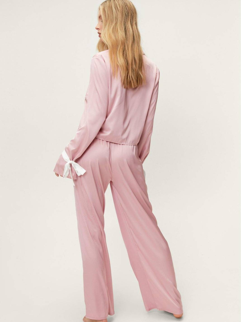 Damenbekleidung – Pyjama-Set aus Satin mit Reverskragen, langen Ärmeln und weitem Bein – Loungewear und Nachtwäsche für Zuhause und unterwegs_voghion.com