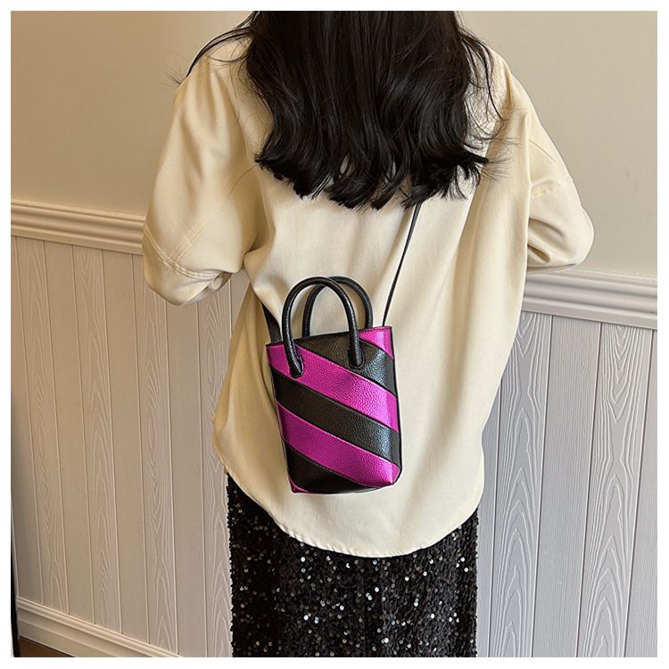Damentaschen 2024 neue koreanische Version der Mode kontrastierende Farben im ausländischen Stil tragbare Damen-Umhängetasche kleine quadratische Tasche_voghion.com
