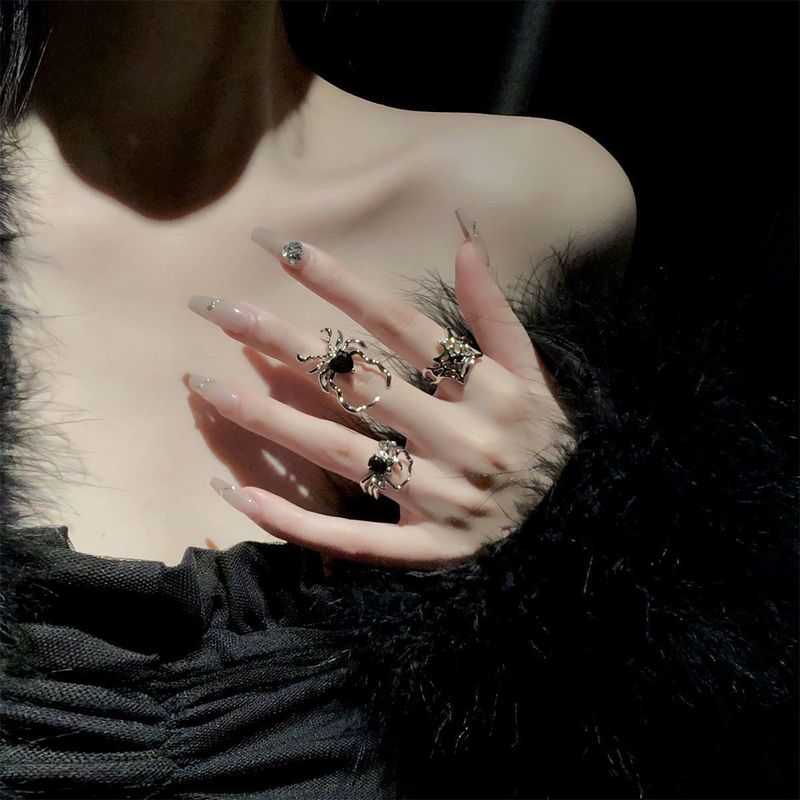 Anello con chiodo a forma di ragno, in stile retrò scuro, con gemma nera, design di nicchia, anello aperto in stile freddo di alta qualità_voghion.com