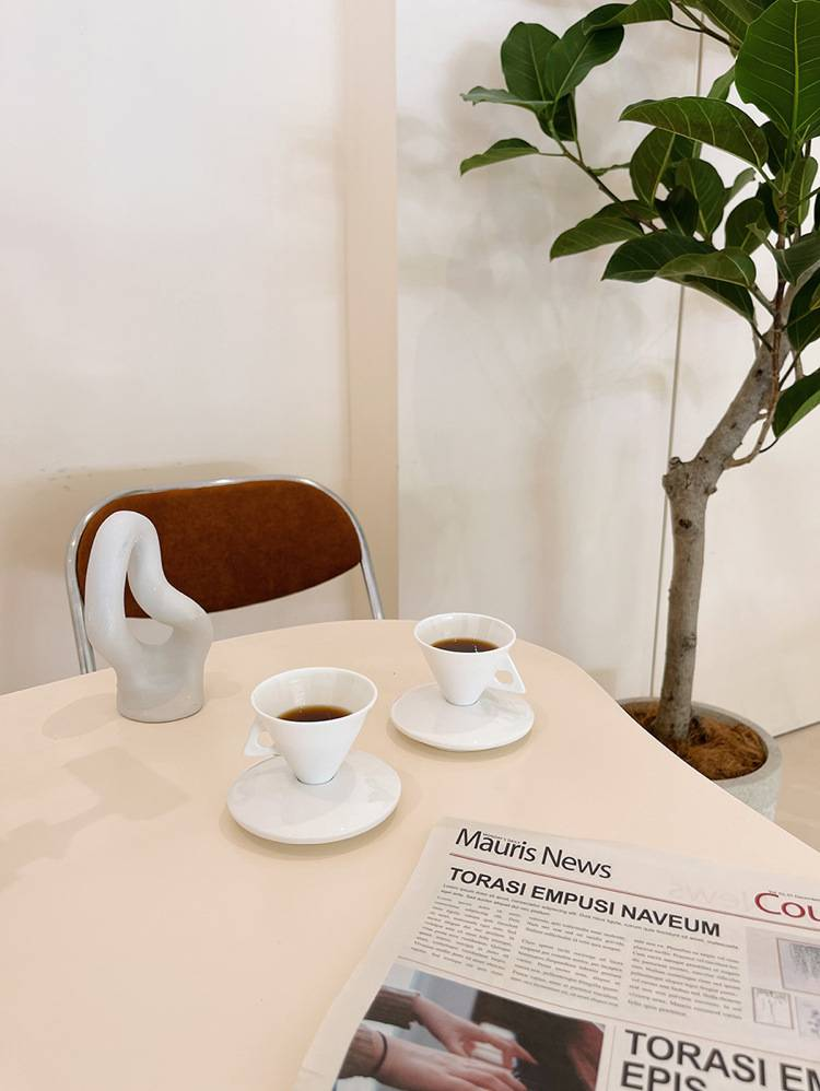 Tazza da caffè in stile retrò, in porcellana ossea, a forma di cono triangolare, set di tazze e piattini da latte in ceramica retrò, tazza da caffè in porcellana ossea_voghion.com