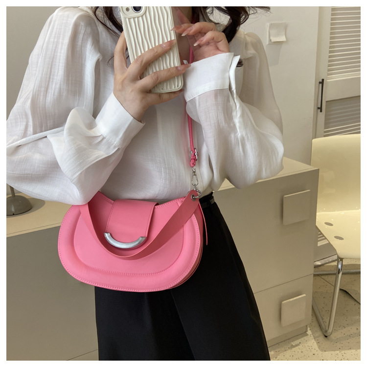 Borsa semplice per ascelle di nicchia Borsa casual a mezzaluna popolare 2023 Nuova borsa estiva Borsa a tracolla di tendenza della moda da donna_voghion.com