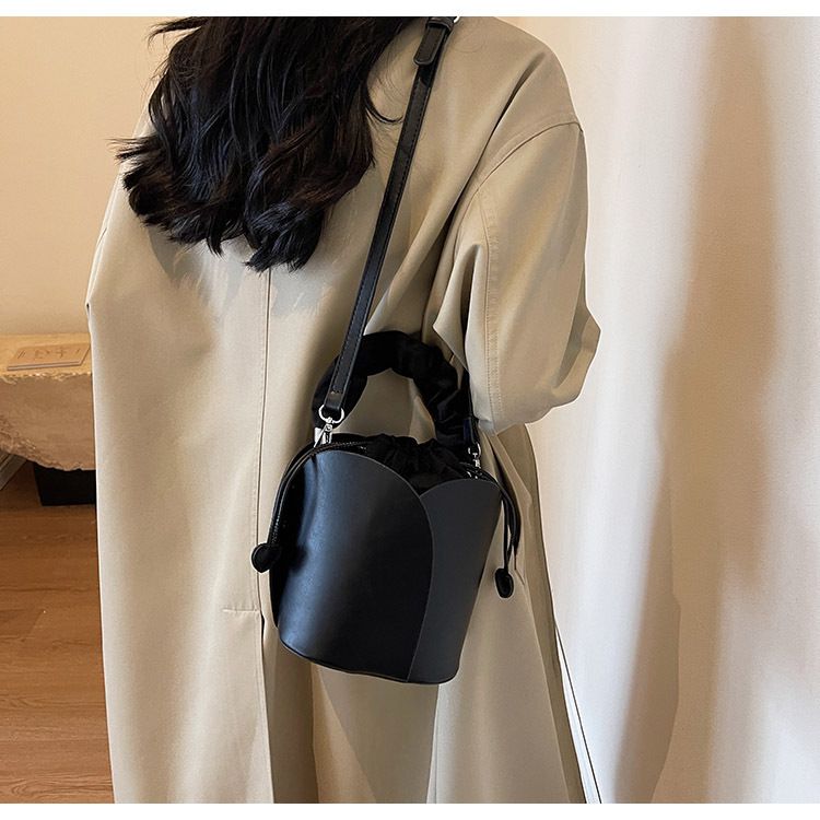 2024 New Water Bucket Xin Zhilei Petal Duo Handheld Crossbody Fashion Versatile and Simple Small Bag_voghion.com