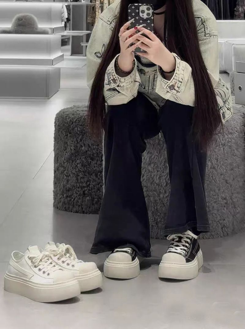 Nuove scarpe in tela con suola spessa del 2025 per donna con motivo a croce floreale, altezza aumentata, colore bianco e nero_voghion.com