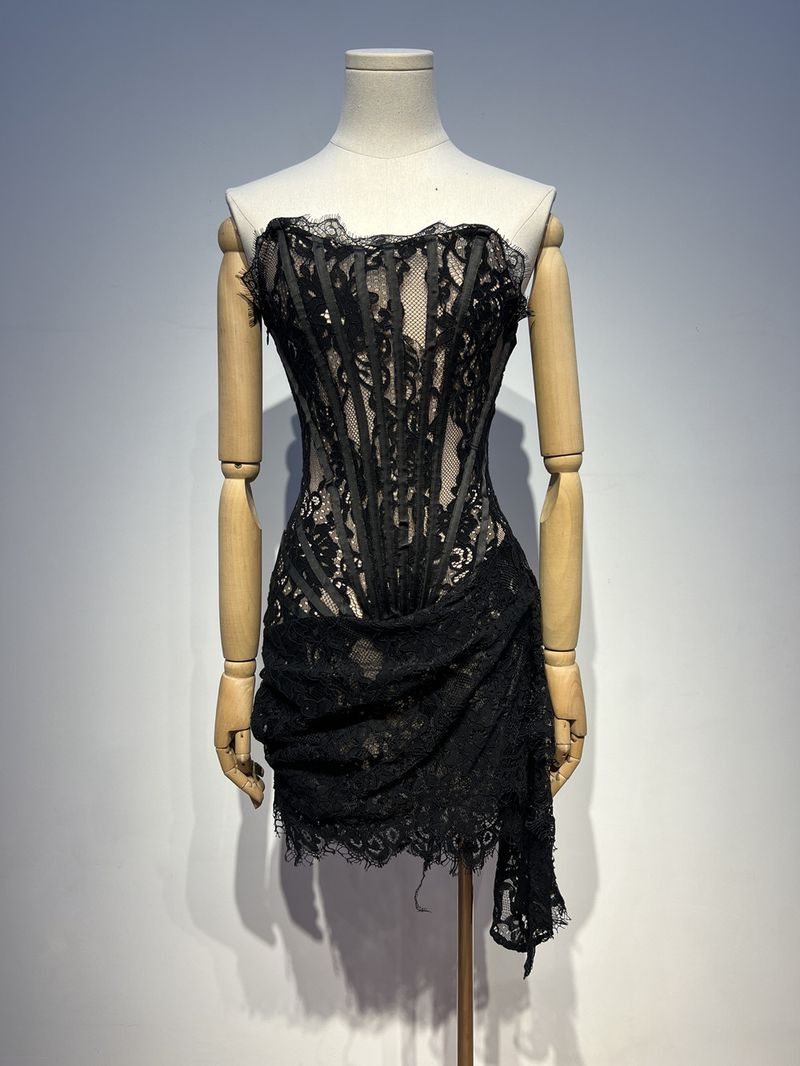 Elegantes, schulterfreies, schmales, figurbetontes Minikleid aus Spitze mit Korsett und Stäbchendetail_voghion.com
