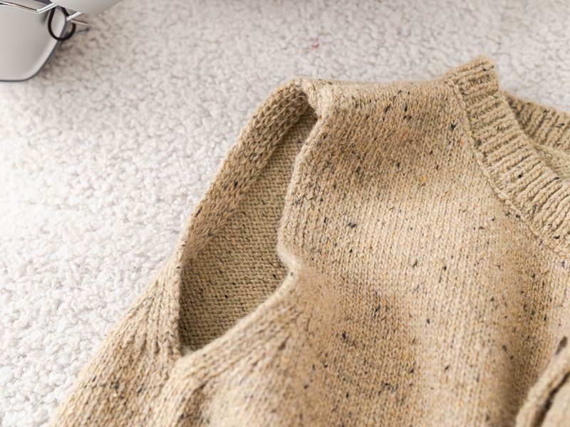 Jungen-Set 2025 Frühling Herbst Neues Maillard-Stil Taschenpullover Strickjacke Weste Set mit vertikalen Streifen und Schlaghose_voghion.com