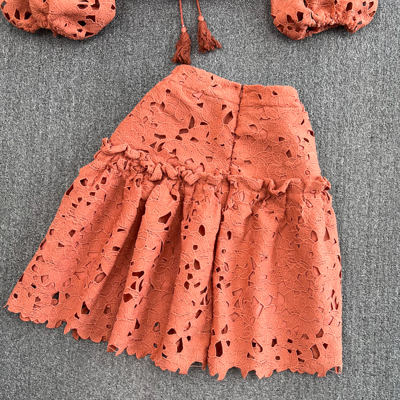 Conjunto feminino de duas peças com camisa curta e manga lanterna, cintura alta e saia justa em A_voghion.com