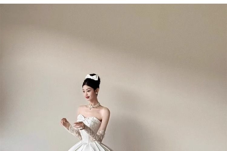 Vintage-Brautkleid aus Spitze – Schlankmachendes A-Linien-Satinkleid mit langen Ärmeln und Schleppe, Prinzessinnenärmeln und Korsettrücken (XS-XXL)_voghion.com
