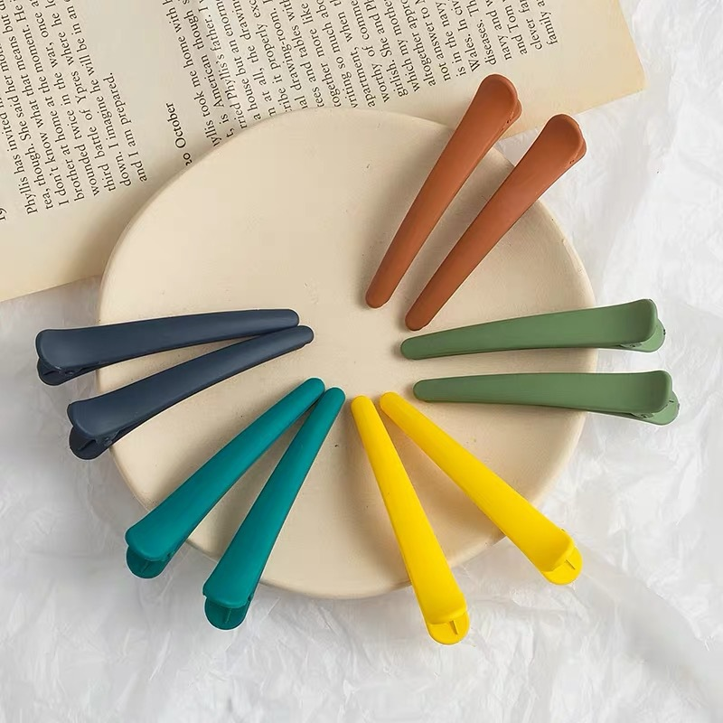 Matinis makiažas, didelis ančiukų prausiamasis veidas, internetinė raudona plaukų segtukas, minimalistiniai galvos apdangalai moterims_voghion.com