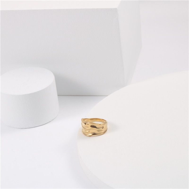 Anello da donna in acciaio al titanio placcato con motivo a martello largo, stile freddo, con texture neutra irregolare, design di design_voghion.com