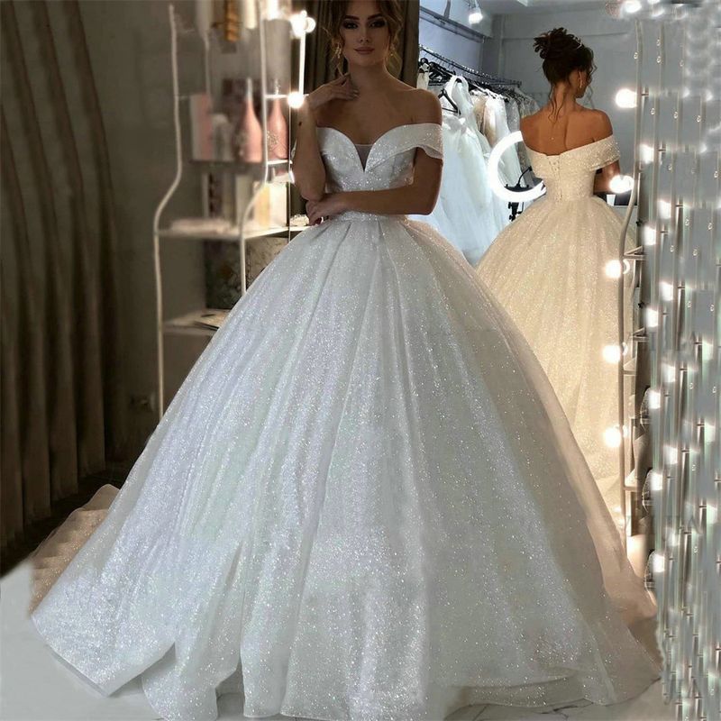 Elegante abito da sposa monospalla con tulle effetto cielo stellato, abito da sposa a trapezio aderente con piccolo strascico, stile da sogno ispirato alla foresta per l'estate_voghion.com