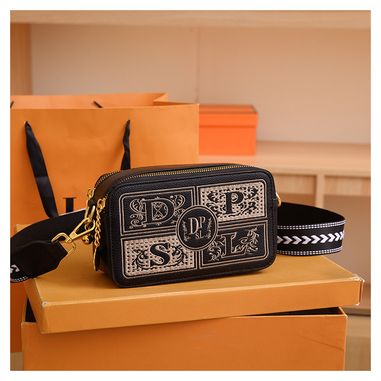 2024 Moda Nuovo Stile Lettera Cinghia Larga Singola Tracolla Incrociata Borsa Quadrata Piccola da Donna Semplice_voghion.com