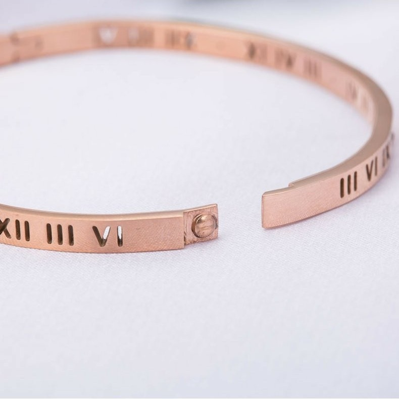 Bracciale con numeri romani per donna, semplice bracciale aperto in acciaio al titanio e oro madreperla_voghion.com