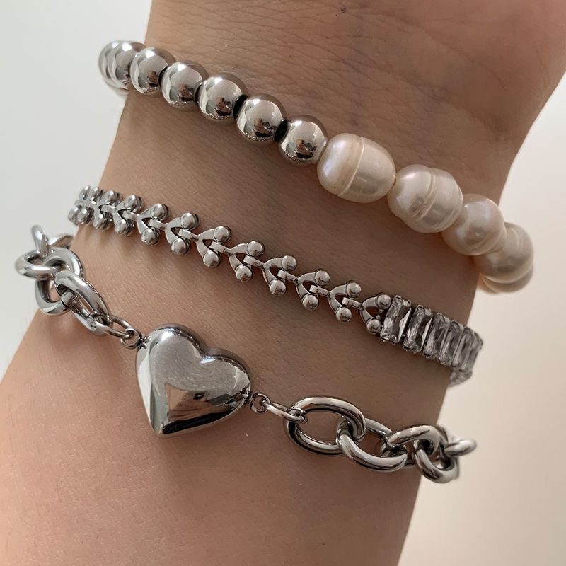 Stapelbares neues Armband-Set aus natürlichen Süßwasserperlen mit eingelegtem Zirkon in Herzform, eleganter High-End-Schmuck_voghion.com