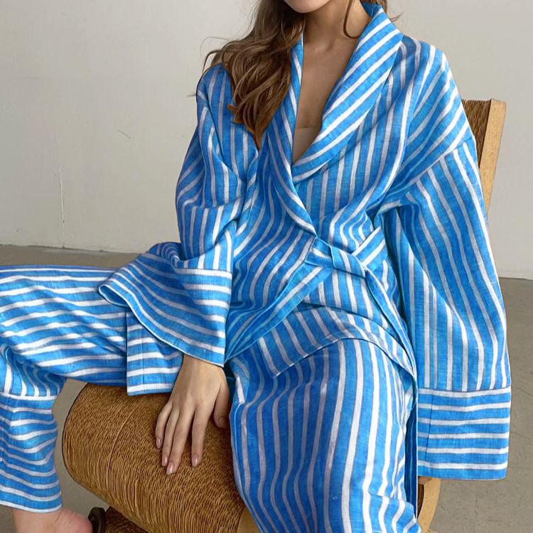Completo casual da donna con camicetta a righe a maniche lunghe, cintura e pantaloni a vita alta e gamba larga – Outfit alla moda autunnale_voghion.com