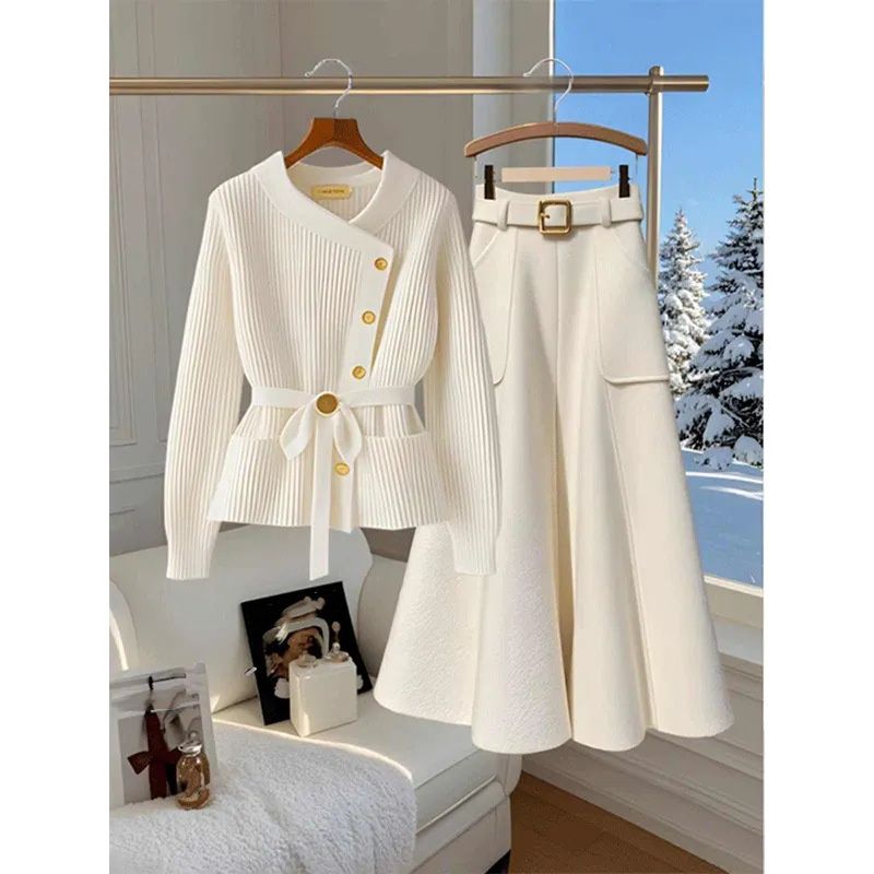 Completo invernale in maglia chic: maglione bianco a trecce e gonna a vita alta (2 pezzi) | Elegante e snellente_voghion.com