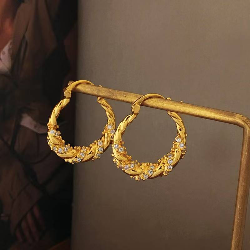 A pair of copper plated real gold European and American new wave twist winding ear ring light luxury small inlaid zircon ear buckle_voghion.com