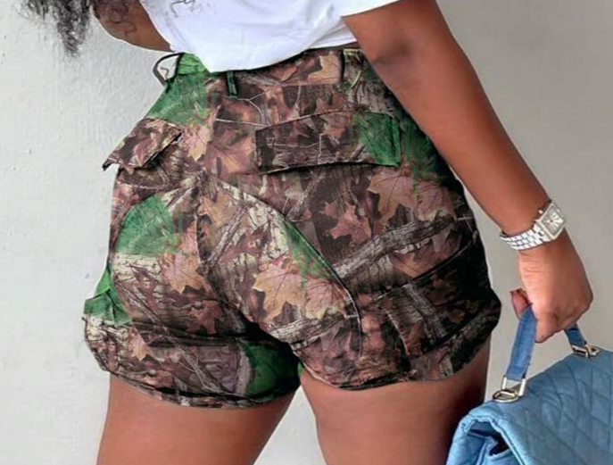 Vêtements pour femmes, short de travail d'été à imprimé camouflage avec poches plaquées et coutures_voghion.com