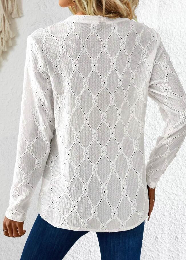 Langermet hvit knappestrikkgenser til dame, med nisjedesign og heklet topp i fransk stil som basislag_voghion.com