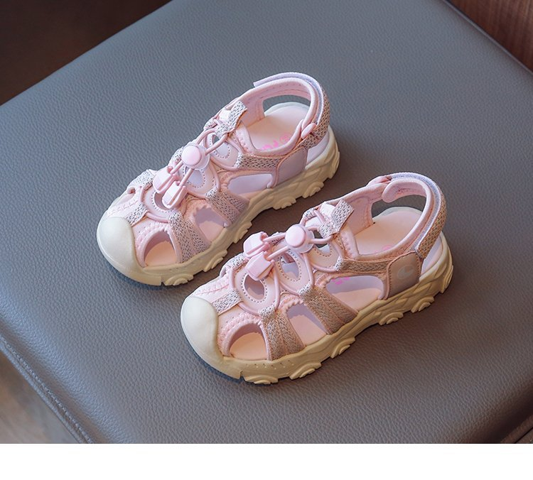 Ragazzi, ragazzi, ragazze, scarpe sportive, studenti e sandali_voghion.com