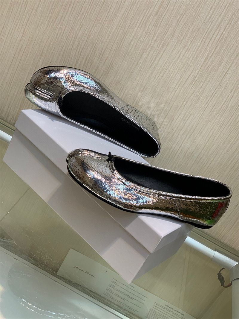 The Channel Products Are Very Comfortable. Tabi Split Toe Bottomed Shallow Mouth Casual Single Flat Heels, Pig's Feet_voghion.com