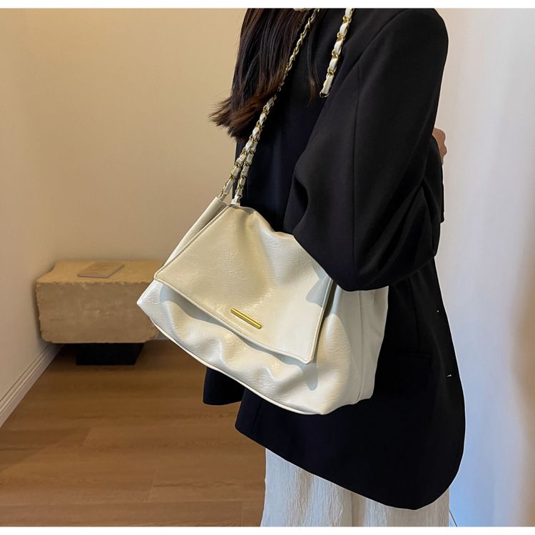 Modieuze en eenvoudige tas met grote capaciteit voor dames. Kettingtas onder de arm. Modieuze en veelzijdige schoudertas._voghion.com