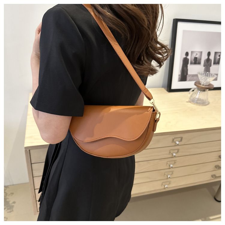 Piccola borsa a mano per donna 2024 nuova borsa a tracolla singola alla moda primavera ed estate, design di nicchia, tracolla larga,_voghion.com
