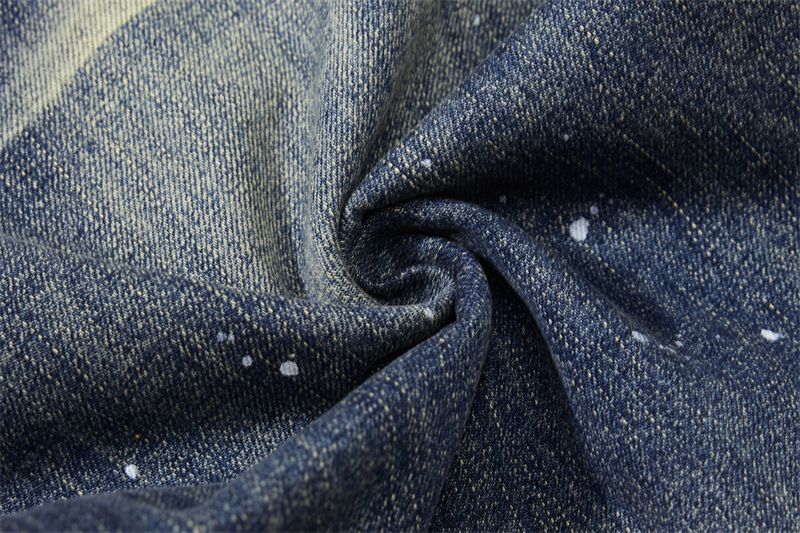 Jeans patchwork streetwear: denim oversize effetto consumato con tasche ricamate e orlo grezzo per un tocco urbano_voghion.com