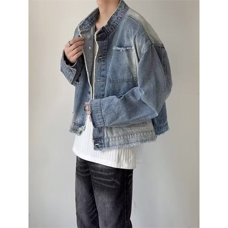 Giacca corta da uomo in denim retrò con collo alto e bordo grezzo, spalline imbottite e lavato_voghion.com