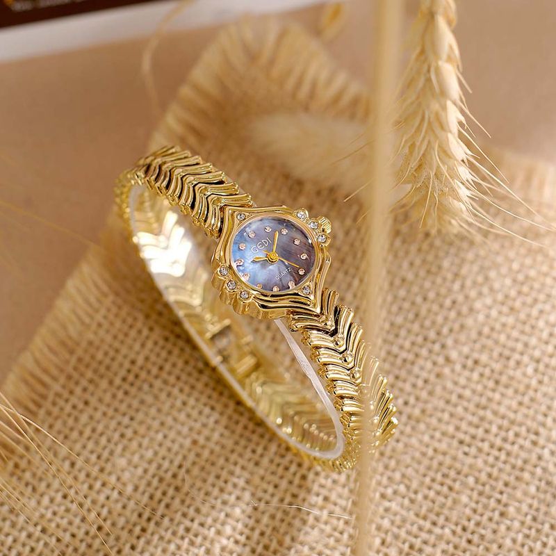 Damen-Quarzuhr, modische Armbanduhr mit Diamanten, Perlmutt-Hilfszifferblatt, Fischschwanzarmband, luxuriöses Design_voghion.com