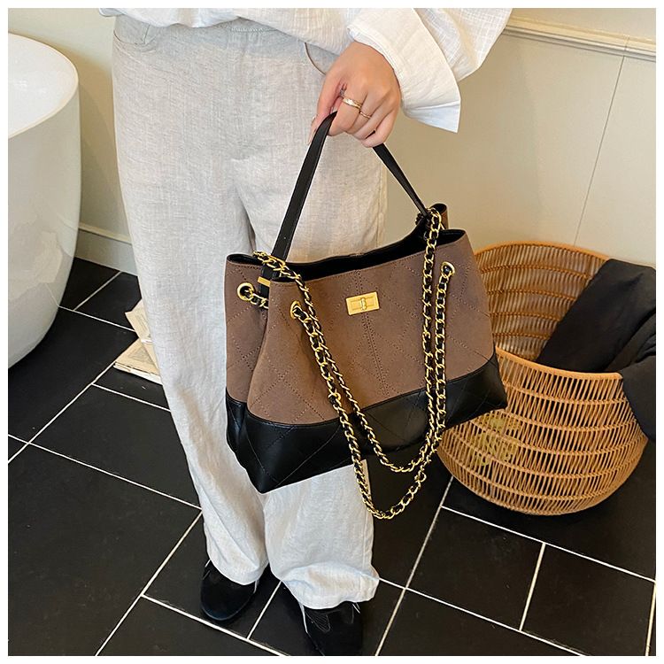Borsa a secchiello da pendolare di grande capacità, con motivo a blocchi di colore, per donna, autunno 2025, nuova moda casual, trapuntata, con catena, da ascellare_voghion.com