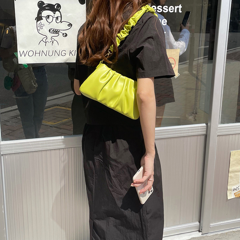 Borsa a tracolla monospalla versatile, di bassa qualità, con tracolla a forma di nuvola bianca plissettata estiva da donna_voghion.com