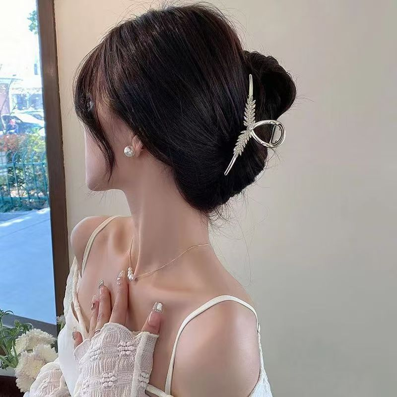 Orecchio d'orzo di alta qualità con arricciatura sulla parte posteriore della testa, fermaglio per capelli da donna, copricapo estivo grande ed elegante con fermaglio a forma di squalo_voghion.com