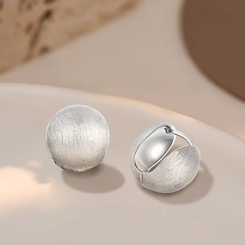 Orecchini a sfera spazzolati per donna, orecchini semplici ed eleganti, design autunnale e invernale, orecchini_voghion.com