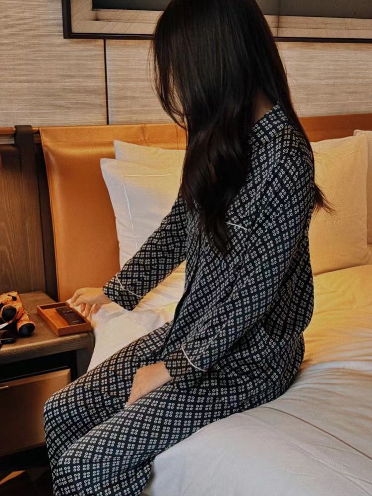 Licht marineblauwe pyjamaset van satijn met vier bladeren voor dames, met herfstmouwen en lange broek. Mode voor thuis._voghion.com
